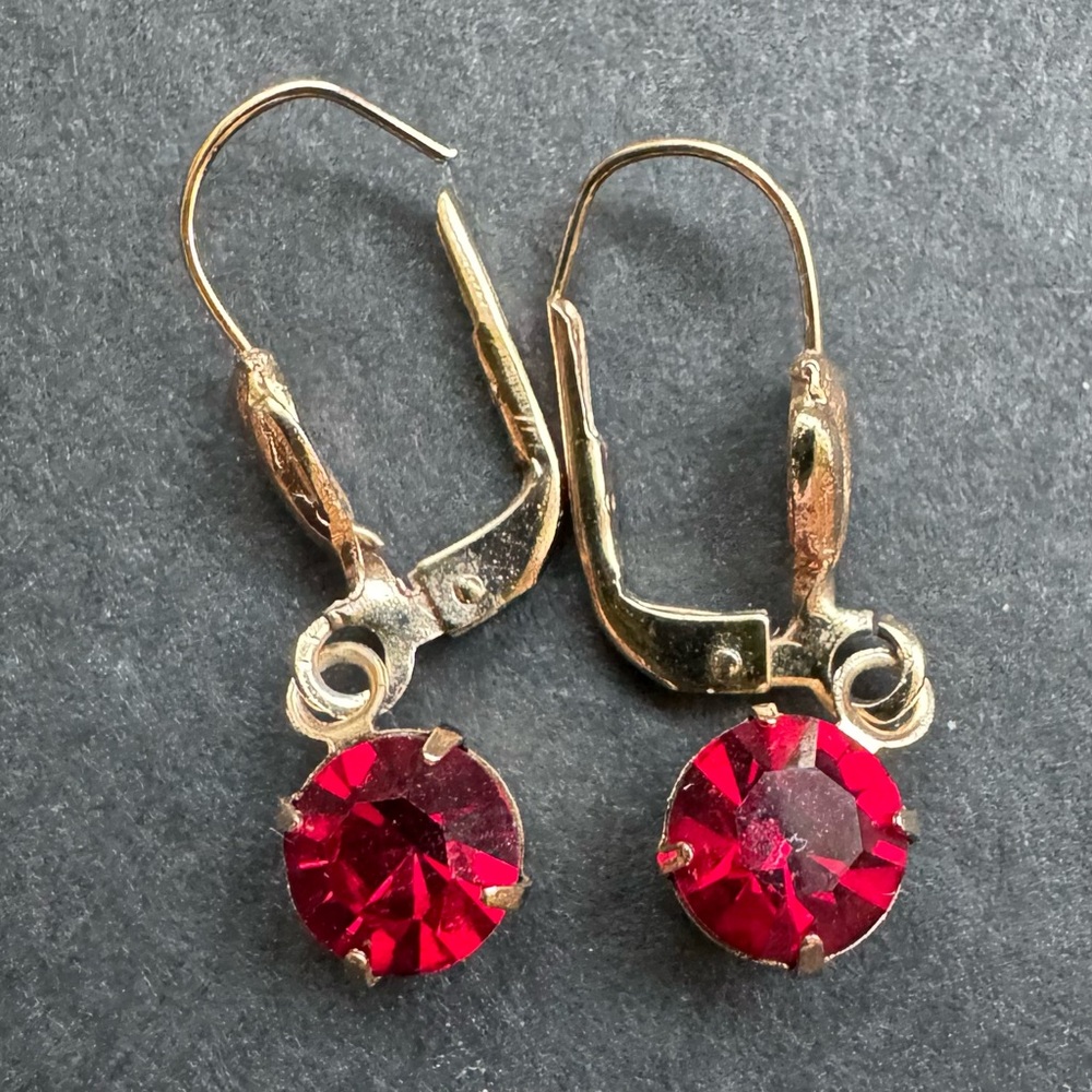Elegant Gold tone and Red crystal Drop Earrings.
